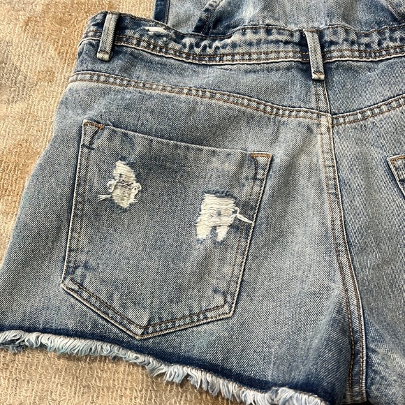 Forever 21 Overall Jean Shorts with Frays at Bottom Size 29 - Picture 12 of 13